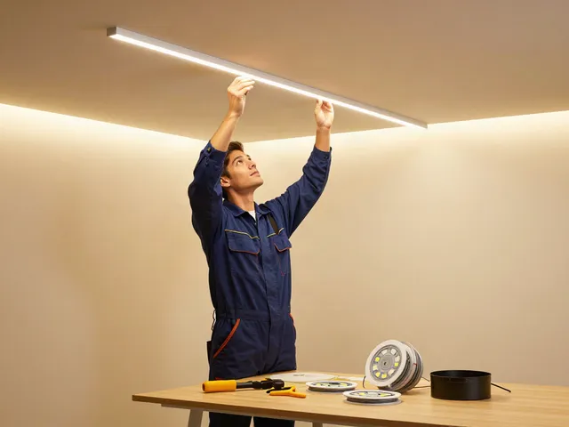 Instalator profesionist montând banda led cob în interior, feronerie de calitate, servicii locale de încredere.